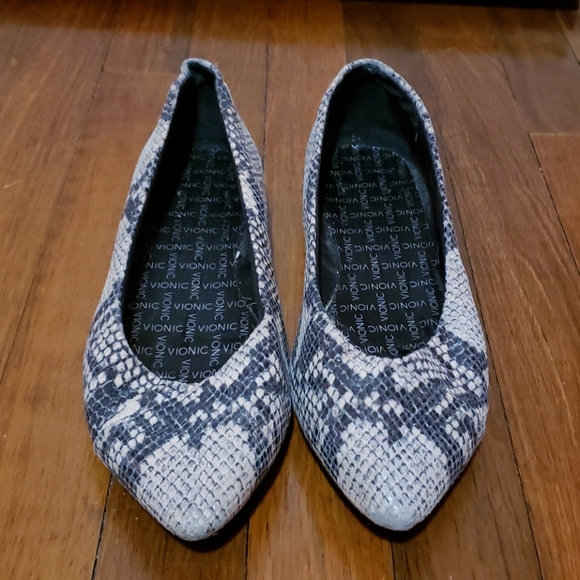 Vionic "Caballo" Leather Flats - Picture 2 of 5